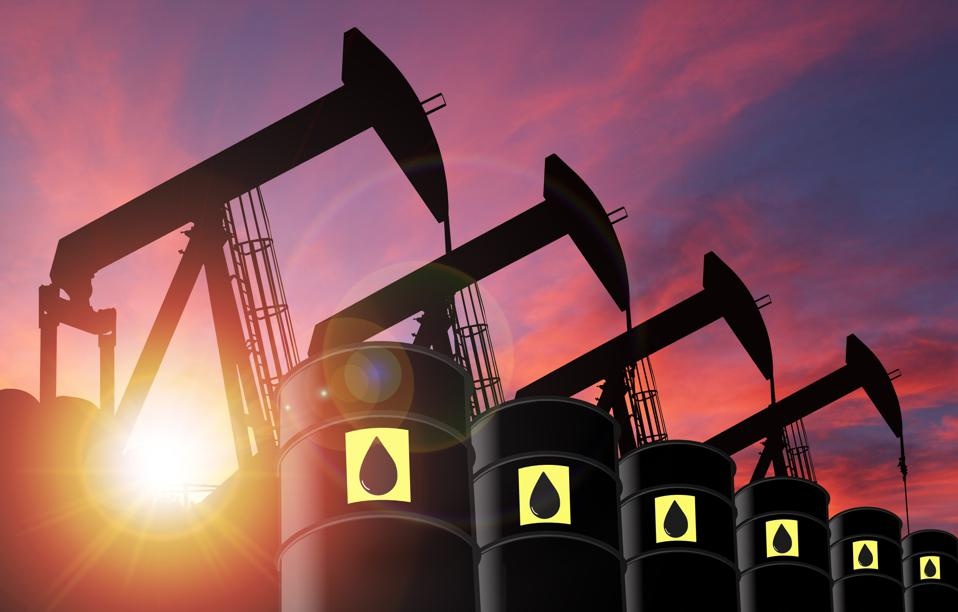 IEA nhận định nhu cầu trong tháng trước giảm 120,000 thùng dầu/ngày